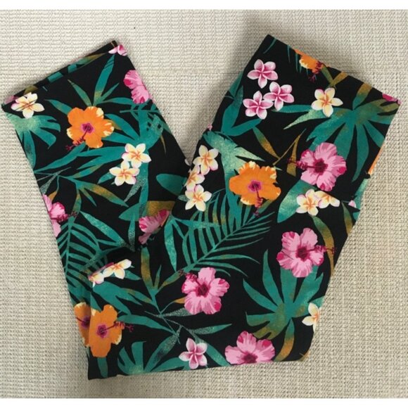 No Boundaries Capri Leggings Size XS Black w Tropical Pink Orange Flowers New - Picture 6 of 14
